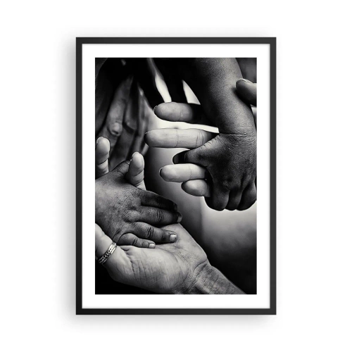 Plakát v černém rámu - Černobílý motiv rukou symbolizujících pouto - 50x70cm - Být člověkem - Moderní nástěnná dekorace do obývacího pokoje a ložnice ARTTOR