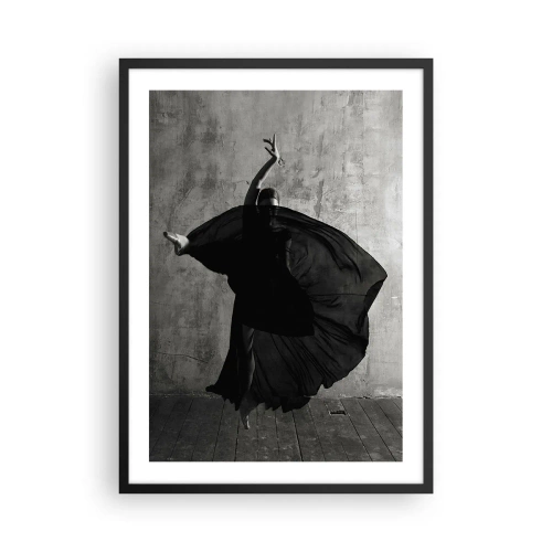 Plakát v černém rámu - Černobílý snímek tanečnice v dynamickém pohybu na pozadí surové zdi. - 50x70cm - Plné vášně - Moderní nástěnná dekorace do obývacího pokoje a ložnice ARTTOR