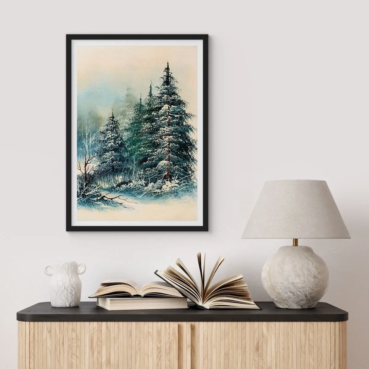 Plakát v černém rámu - Zasněžené stromy v zimním lese proti klidné obloze - 50x70cm - Připravení na Vánoce - Moderní nástěnná dekorace do obývacího pokoje a ložnice ARTTOR