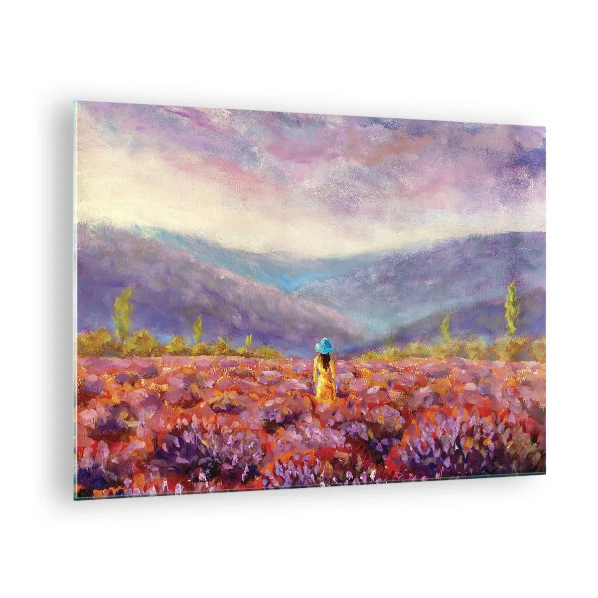 Obraz na skle - Postava s kloboukem v levandulovém poli za soumraku - 70x50cm - V levandulovém světě - Moderní nástěnná dekorace do obývacího pokoje a ložnice ARTTOR
