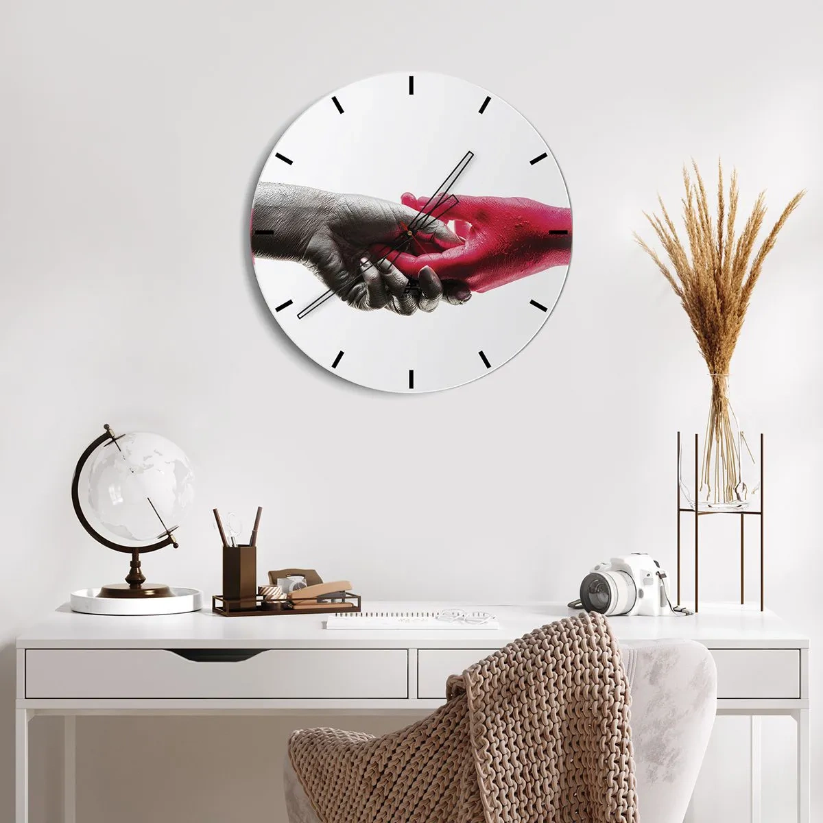 Nástěnné hodiny - Symbolické podání ruky v černé a červené barvě - 30x30cm - Spolu i když jsme odlišní - Moderní nástěnná dekorace do obývacího pokoje, kuchyně a ložnice ARTTOR