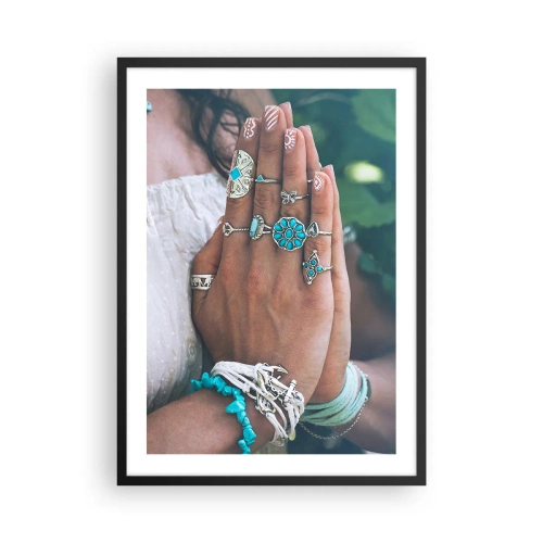 Plakát v černém rámu - Ruce zdobené šperky v boho stylu - 50x70cm - Vítejte v centru bytí - Moderní nástěnná dekorace do obývacího pokoje a ložnice ARTTOR