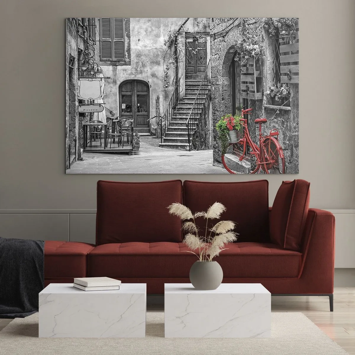 Obraz na skle - Černá a bílá ulice s červeným kolem - 70x50cm - Toskánská ulička - Moderní nástěnná dekorace do obývacího pokoje a ložnice ARTTOR