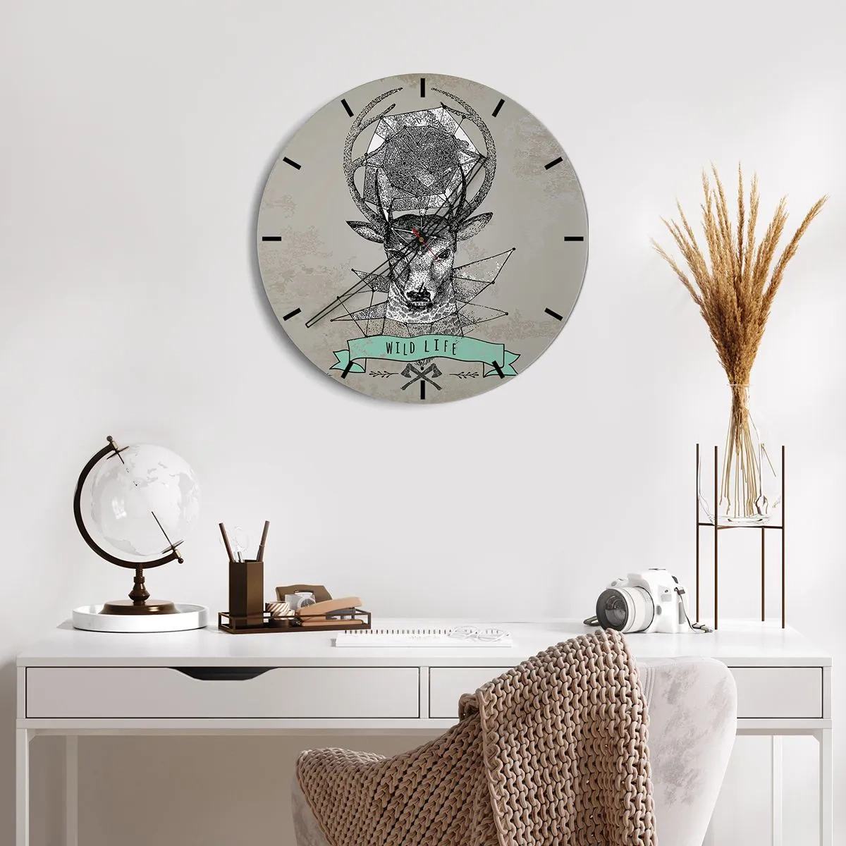 Nástěnné hodiny - Geometrický jelen s nápisem Wild Life na šedém pozadí - 30x30cm - Vidění sv. Huberta - Moderní nástěnná dekorace do obývacího pokoje, kuchyně a ložnice ARTTOR