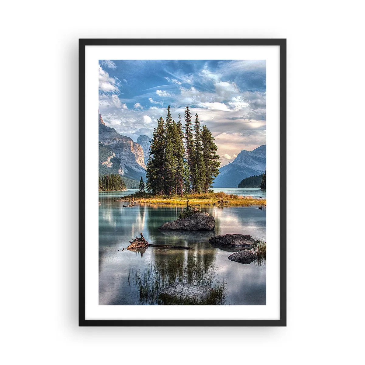 Plakát v černém rámu - Horská krajina s ostrovem obklopeným klidným jezerem - 50x70cm - U velké a čisté vody… - Moderní nástěnná dekorace do obývacího pokoje a ložnice ARTTOR