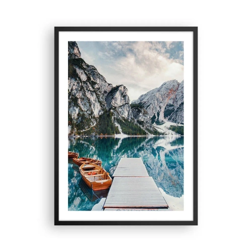 Plakát v černém rámu - Horské jezero s dřevěnými loděmi a molem - 50x70cm - Ukážeme vám krásu - Moderní nástěnná dekorace do obývacího pokoje a ložnice ARTTOR