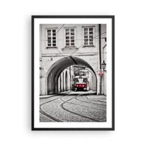 Plakát v černém rámu - Červená tramvaj v černobílém prostředí - 50x70cm - Městským labyrintem - Moderní nástěnná dekorace do obývacího pokoje a ložnice ARTTOR