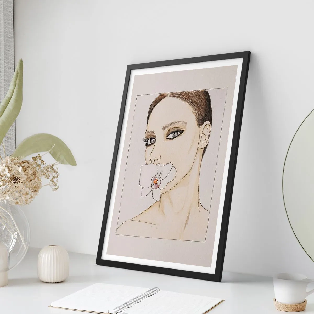 Plakát v černém rámu - Portrét ženy s orchidejí na rtech - 50x70cm - Symbol elegance a krásy - Moderní nástěnná dekorace do obývacího pokoje a ložnice ARTTOR