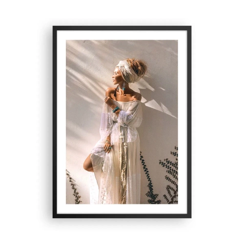 Plakát v černém rámu - Stylová žena v boho šatech u světlé zdi - 50x70cm - Slunce a dívka - Moderní nástěnná dekorace do obývacího pokoje a ložnice ARTTOR