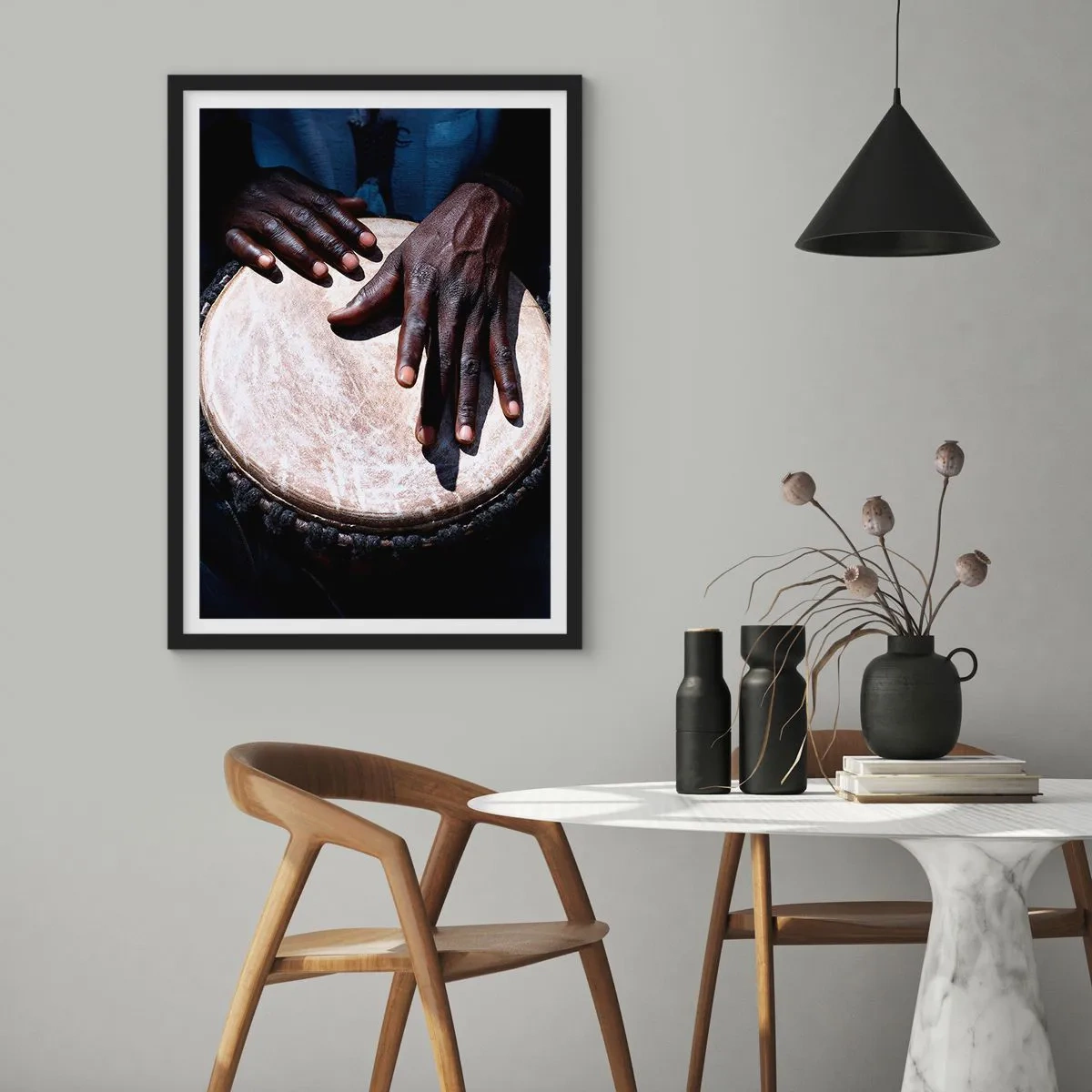 Plakát v černém rámu - Ruce hrající na buben djembe v rytmické hře - 50x70cm - Žijte ve svém rytmu - Moderní nástěnná dekorace do obývacího pokoje a ložnice ARTTOR