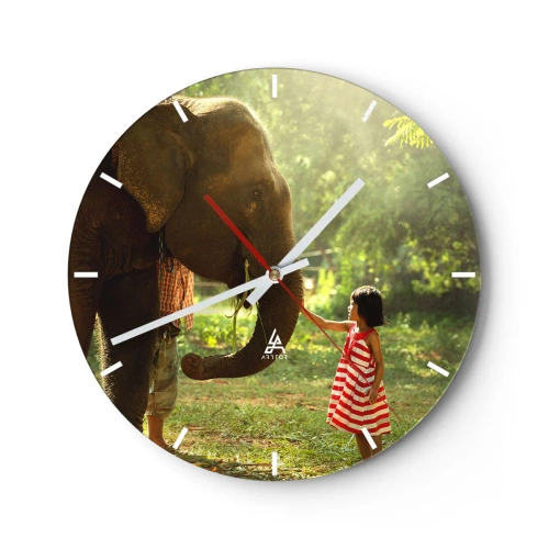 Nástěnné hodiny - Dívka v červených šatech se v lese dotýká sloního chobotu. - 30x30cm - Síla přátelství - Moderní nástěnná dekorace do obývacího pokoje, kuchyně a ložnice ARTTOR