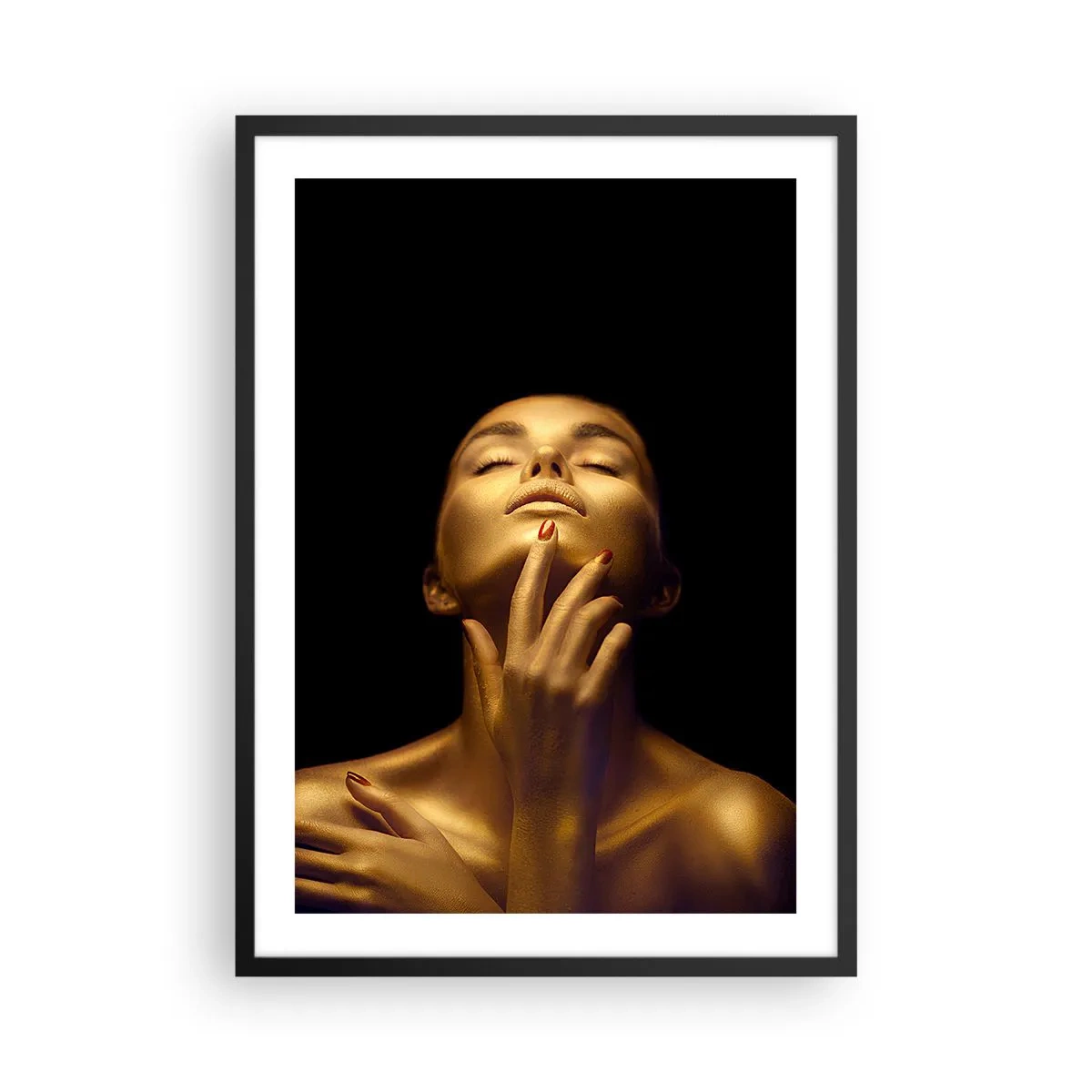 Plakát v černém rámu - Zlatá postava na černém pozadí v elegantní póze - 50x70cm - Jako zlaté hedvábí - Moderní nástěnná dekorace do obývacího pokoje a ložnice ARTTOR