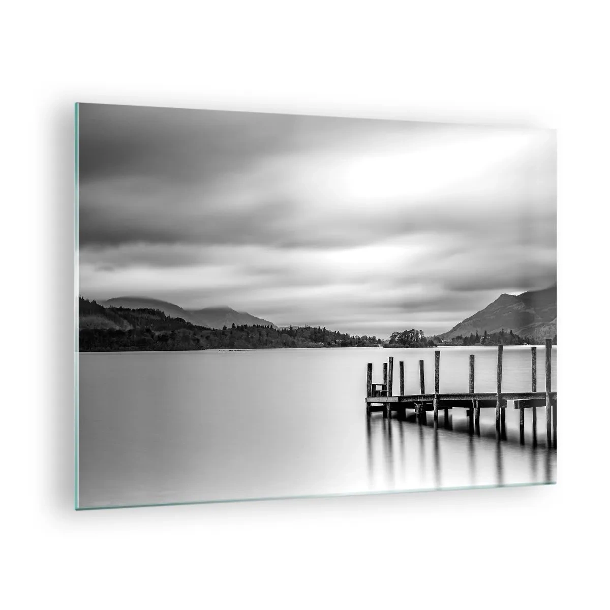 Obraz na skle - Černobílá krajina s jezerem a dřevěným molem - 70x50cm - Jemnost a síla - Moderní nástěnná dekorace do obývacího pokoje a ložnice ARTTOR