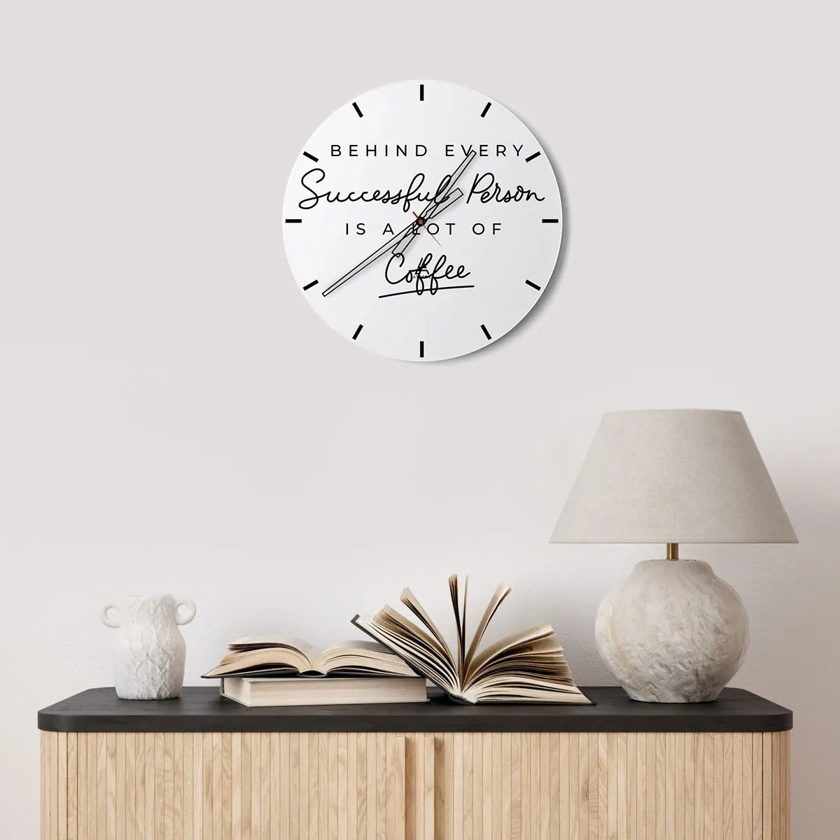 Nástěnné hodiny - Bílé hodiny s motivačním nápisem o kávě. - 30x30cm - Tajemství úspěchu - Moderní nástěnná dekorace do obývacího pokoje, kuchyně a ložnice ARTTOR