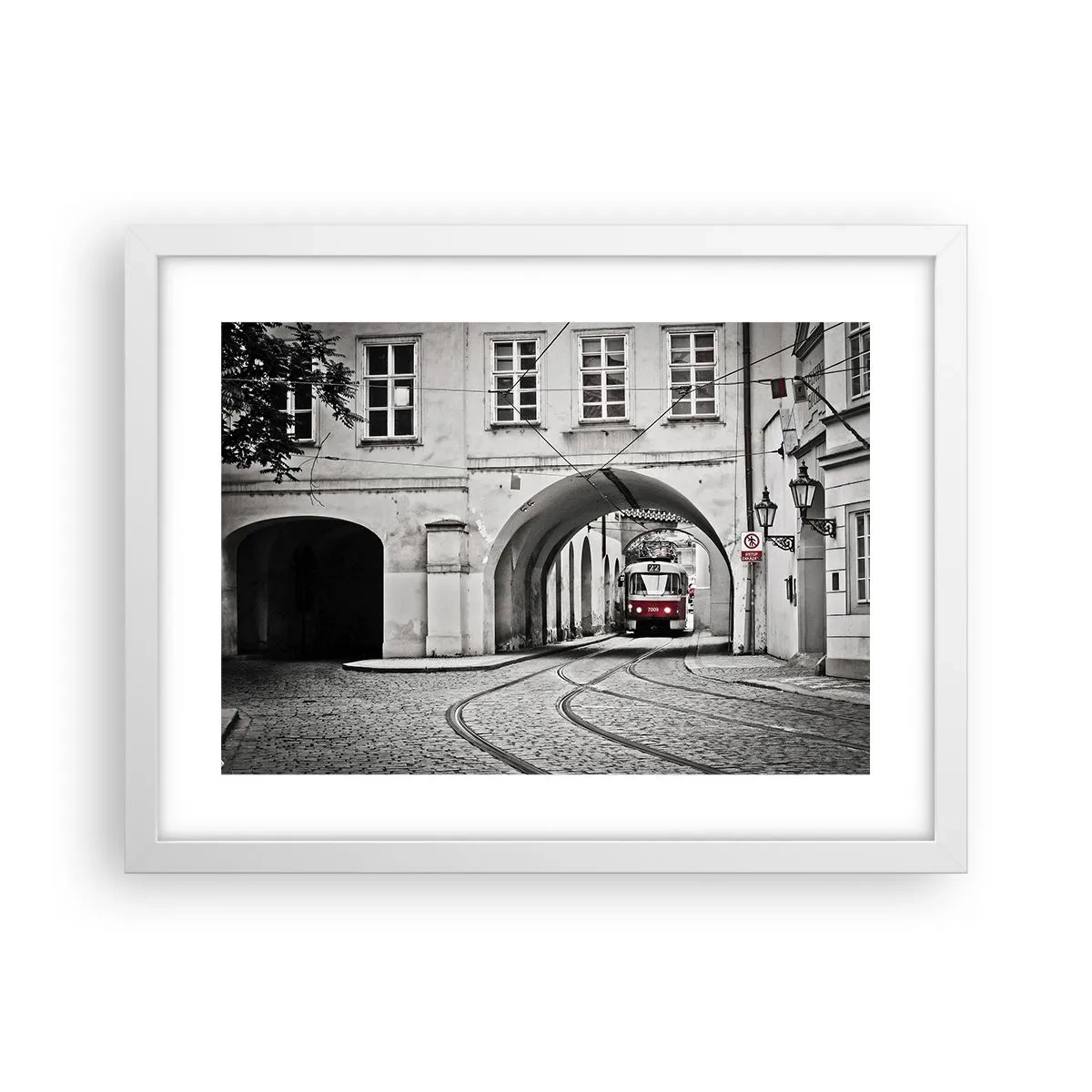 Plakát v bílém rámu - Městským labyrintem - 40x30 cm