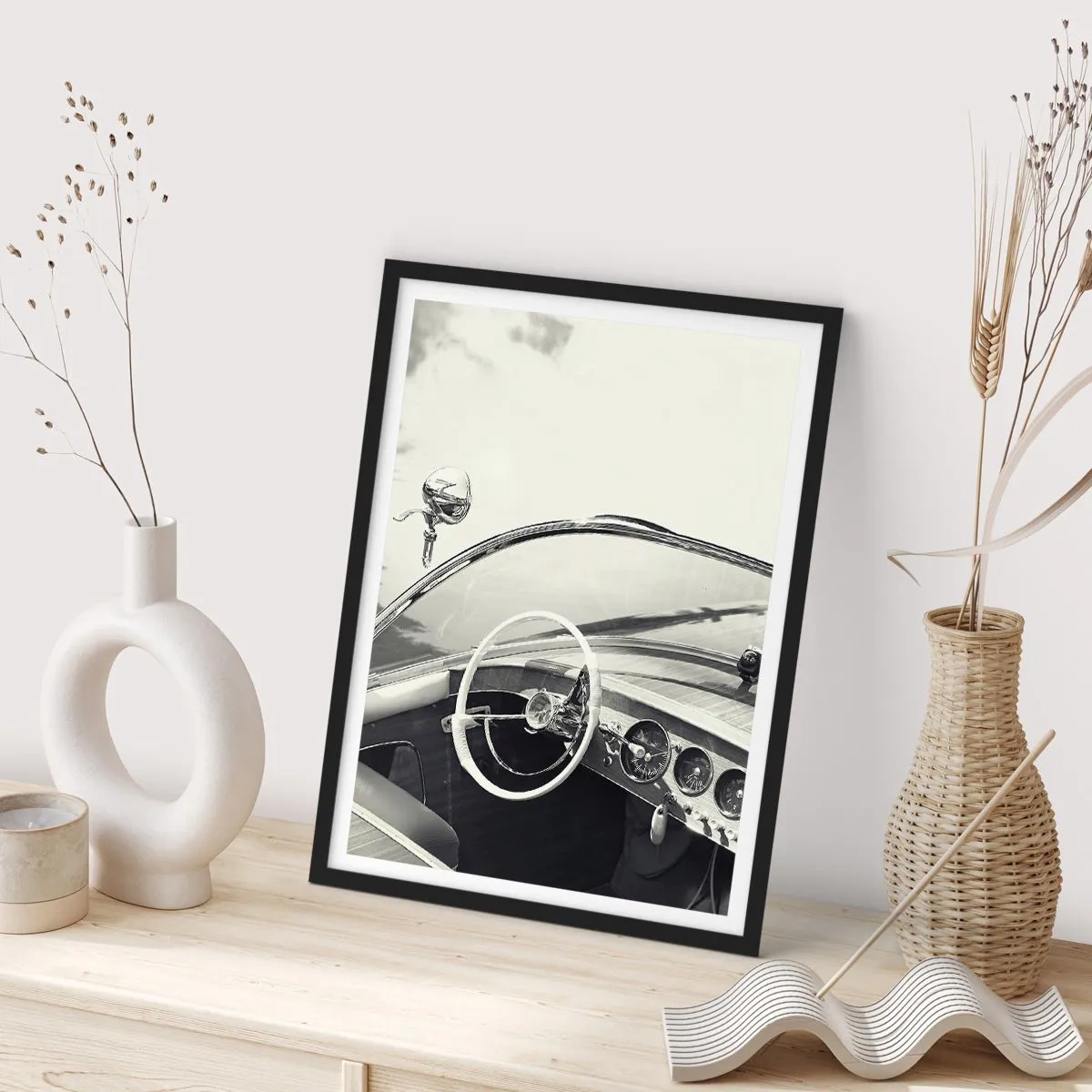 Plakát v černém rámu - Interiér klasického vozu s volantem - 50x70cm - Počasí pro bohaté - Moderní nástěnná dekorace do obývacího pokoje a ložnice ARTTOR