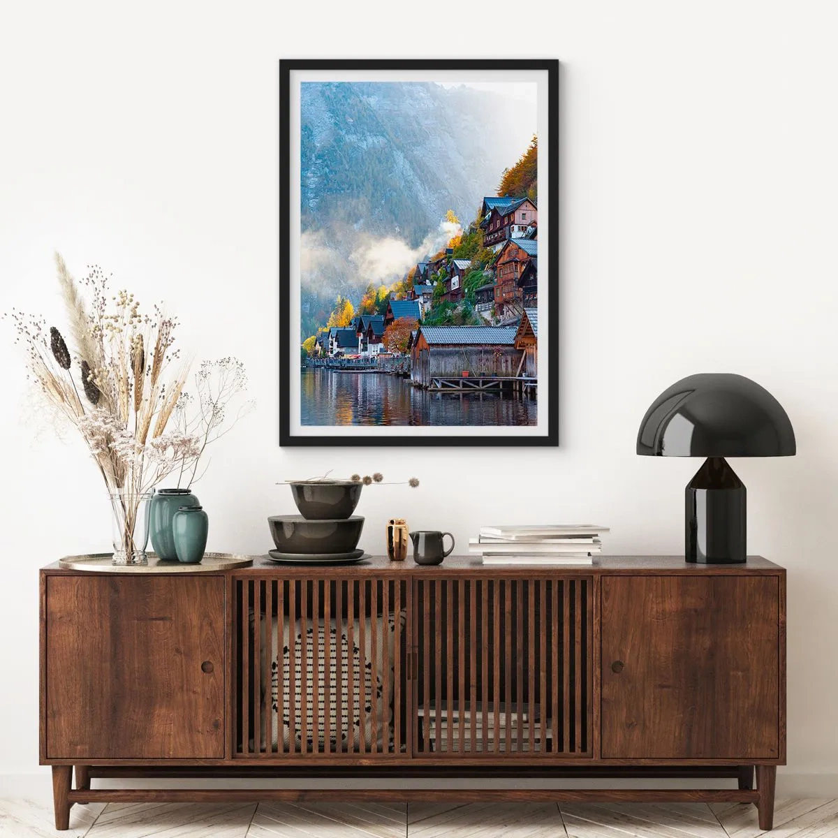 Plakát v černém rámu - Horské městečko u jezera obklopené podzimní aurou - 50x70cm - Alpská krajina - Moderní nástěnná dekorace do obývacího pokoje a ložnice ARTTOR