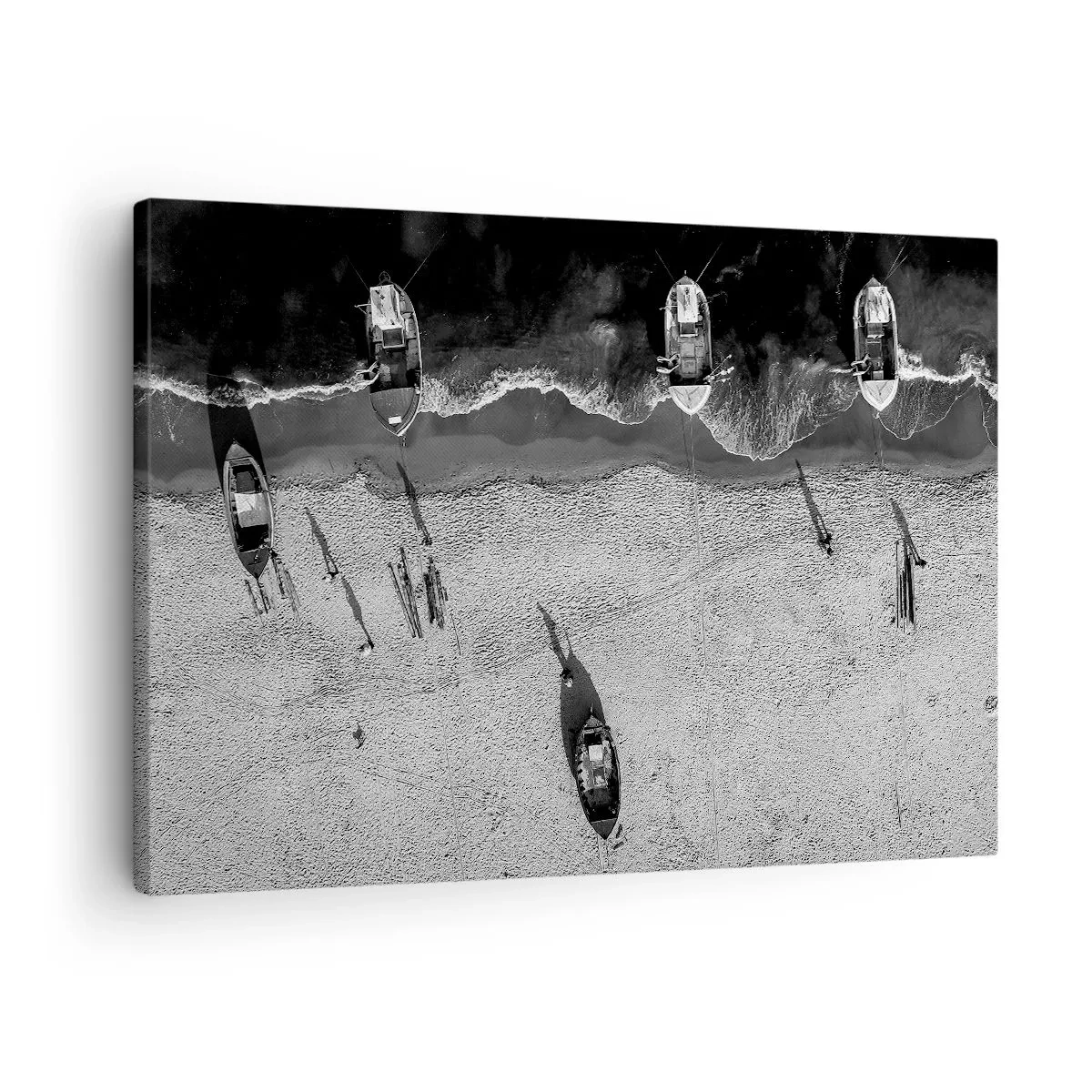 Obraz na plátně - Letecký černobílý pohled na lodě na pláži - 70x50cm - Ještě na břehu… - Moderní nástěnná dekorace do obývacího pokoje a ložnice ARTTOR