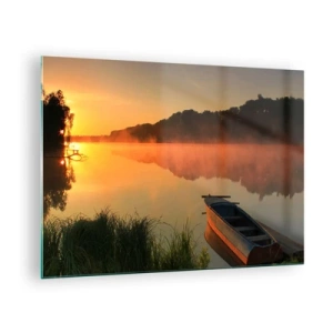 Obraz na skle - Východ slunce nad klidným jezerem s lodí na břehu - 70x50cm - Východ slunce u vody jako povrch zrcadla - Moderní nástěnná dekorace do obývacího pokoje a ložnice ARTTOR
