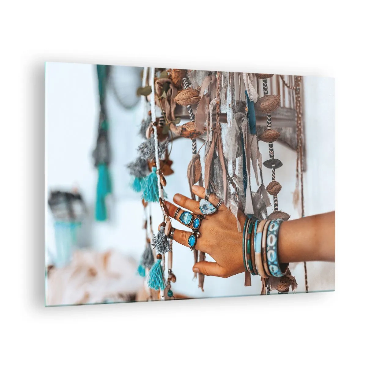 Obraz na skle - Ruka s boho šperky dotýká etnické dekorace - 70x50cm - Místní poklady - Moderní nástěnná dekorace do obývacího pokoje a ložnice ARTTOR