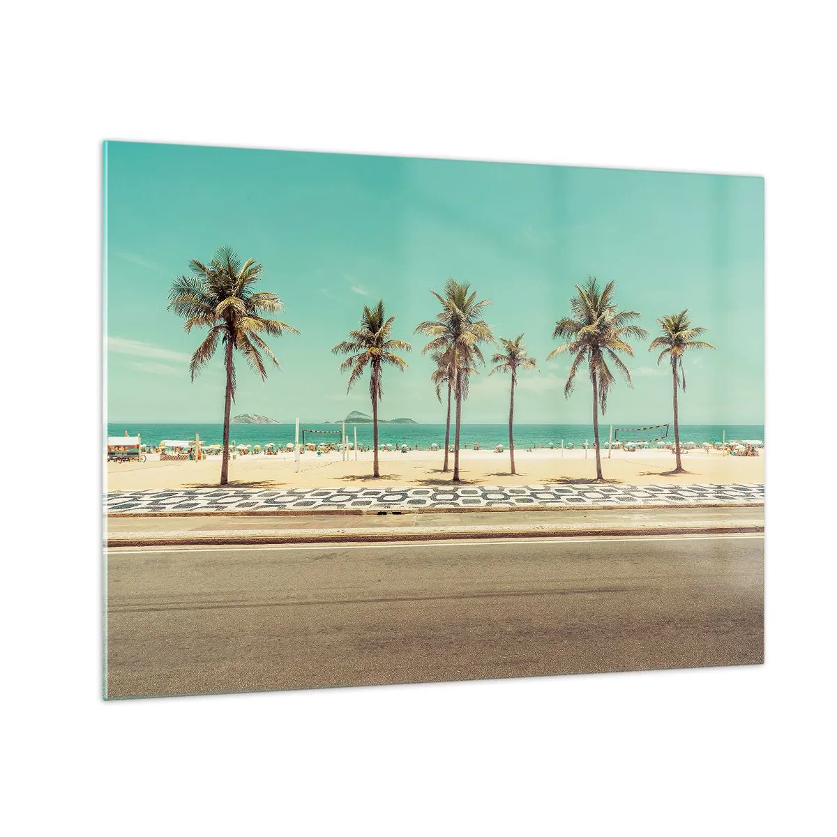 Obraz na skle - Palmy na promenádě s pláží a oceánem v pozadí - 70x50cm - Hlídání pláže - Moderní nástěnná dekorace do obývacího pokoje a ložnice ARTTOR
