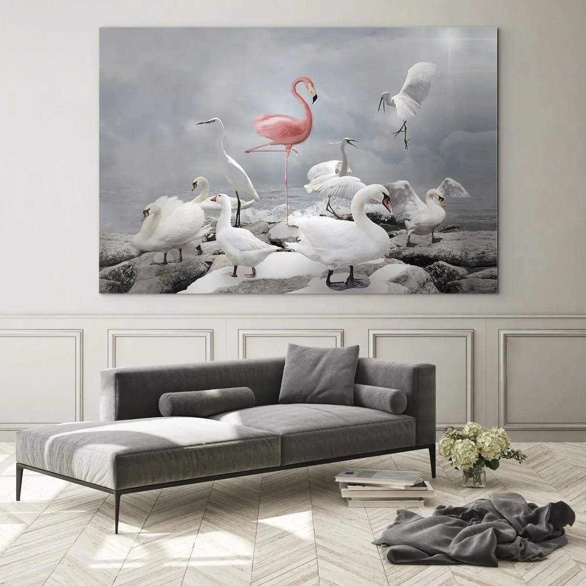Obraz na skle - Růžový plameňák mezi bílými labutěmi a volavkami na pozadí vody - 70x50cm - Kde jsem se tu vzal? - Moderní nástěnná dekorace do obývacího pokoje a ložnice ARTTOR