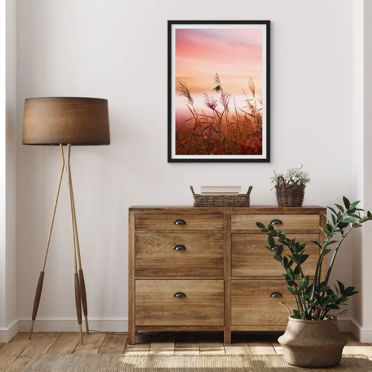 Plakát v černém rámu - Trávy proti barevné obloze při západu slunce - 50x70cm - Draci, pampelišky a vítr - Moderní nástěnná dekorace do obývacího pokoje a ložnice ARTTOR