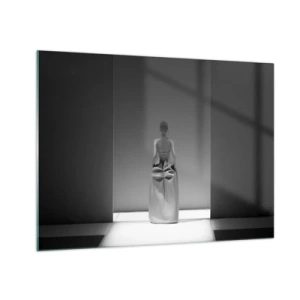 Obraz na skle - Černobílá fotografie ženy v šatech na světlém pozadí. - 70x50cm - Rafinovaná jednoduchost - Moderní nástěnná dekorace do obývacího pokoje a ložnice ARTTOR