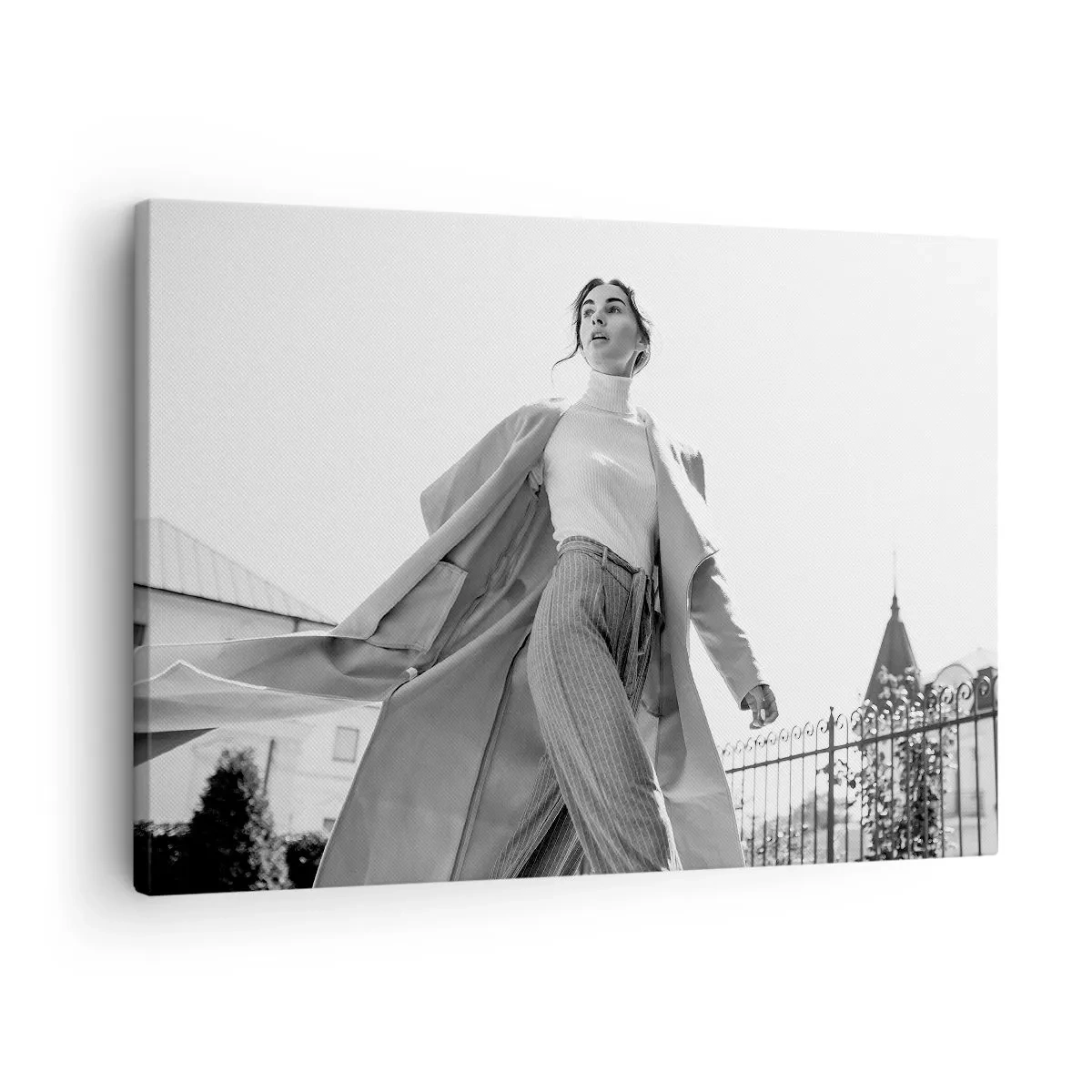 Obraz na plátně - Stylová žena v kabátě na černobílém architektonickém pozadí - 70x50cm - Jdeš se mnou? - Moderní nástěnná dekorace do obývacího pokoje a ložnice ARTTOR