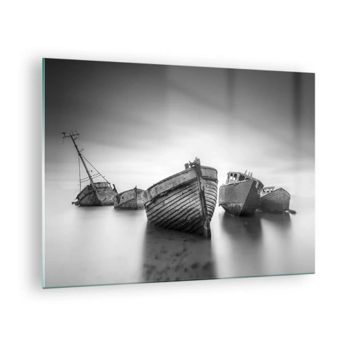 Obraz na skle - Opuštěné lodě na klidné vodě v černé a bílé - 70x50cm - Teď už jen vzpomínky… - Moderní nástěnná dekorace do obývacího pokoje a ložnice ARTTOR