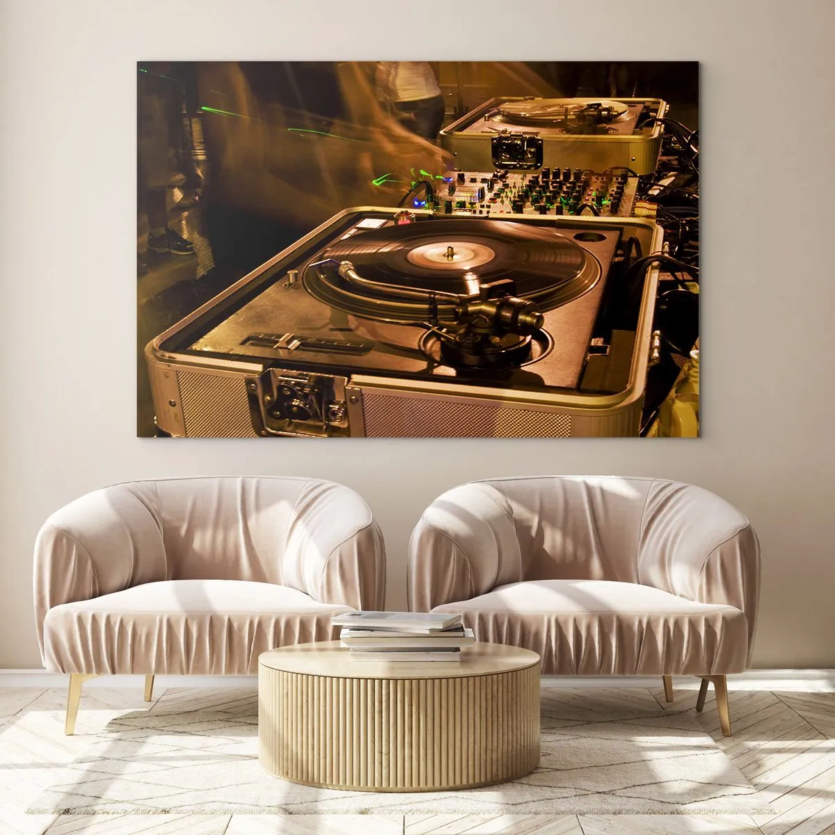 Obraz na skle - Gramofon na pozadí párty s dynamickými světelnými efekty - 70x50cm - Cítíš tu sílu? - Moderní nástěnná dekorace do obývacího pokoje a ložnice ARTTOR