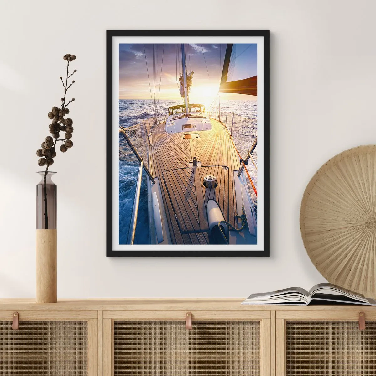 Plakát v černém rámu - Paluba jachty s výhledem na oceán a západ slunce - 50x70cm - Běžící po vlnách - Moderní nástěnná dekorace do obývacího pokoje a ložnice ARTTOR