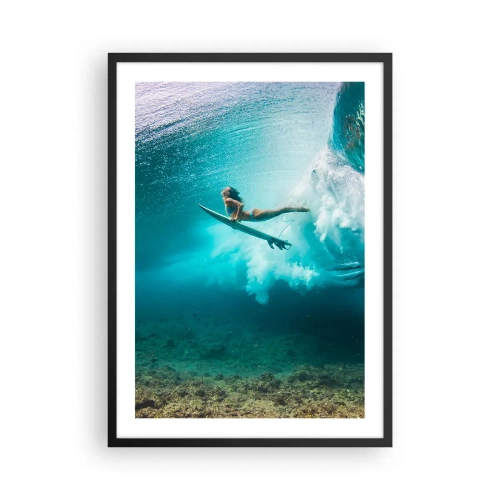 Plakát v černém rámu - Surfař pod vodou v dynamické scéně s tyrkysovými vlnami. - 50x70cm - Podmořský svět - Moderní nástěnná dekorace do obývacího pokoje a ložnice ARTTOR