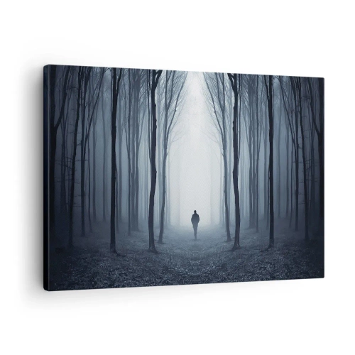 Obraz na plátně - Postava kráčející mezi stromy v mlhavém lese - 70x50cm - A všechno jednoduché a jasné - Moderní nástěnná dekorace do obývacího pokoje a ložnice ARTTOR