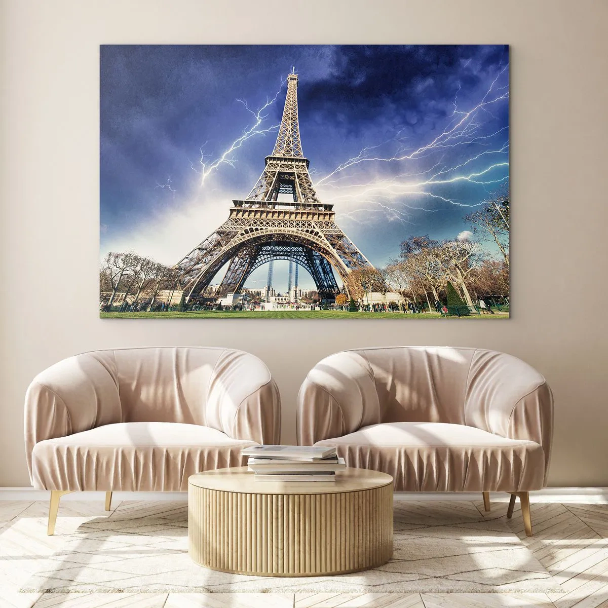 Obraz na skle - Eiffelova věž obklopená blesky za zamračeného dne - 70x50cm - Vládkyně bouří - Moderní nástěnná dekorace do obývacího pokoje a ložnice ARTTOR