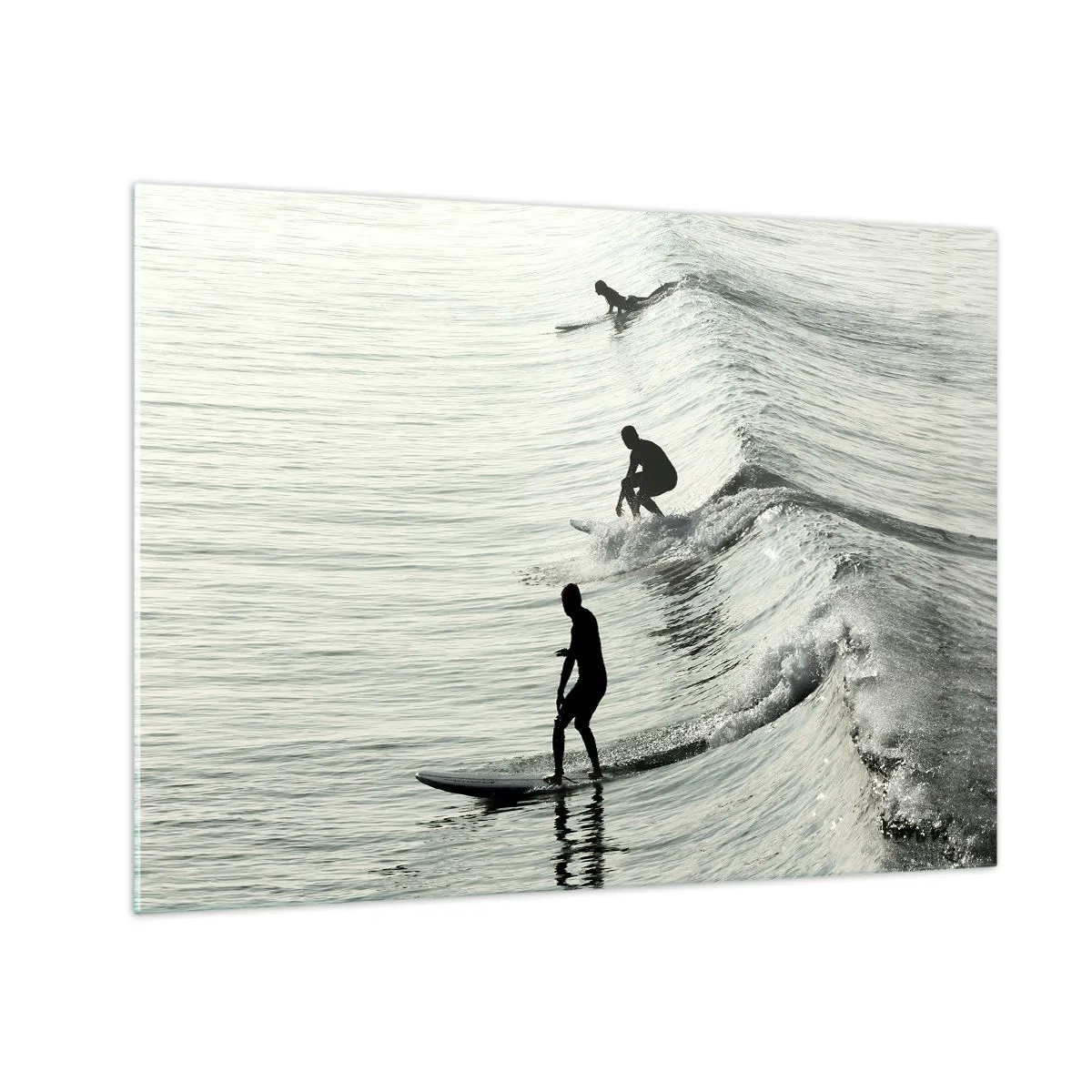 Obraz na skle - Tři surfaři jezdí ráno na vlnách - 70x50cm - Za vlnou - Moderní nástěnná dekorace do obývacího pokoje a ložnice ARTTOR