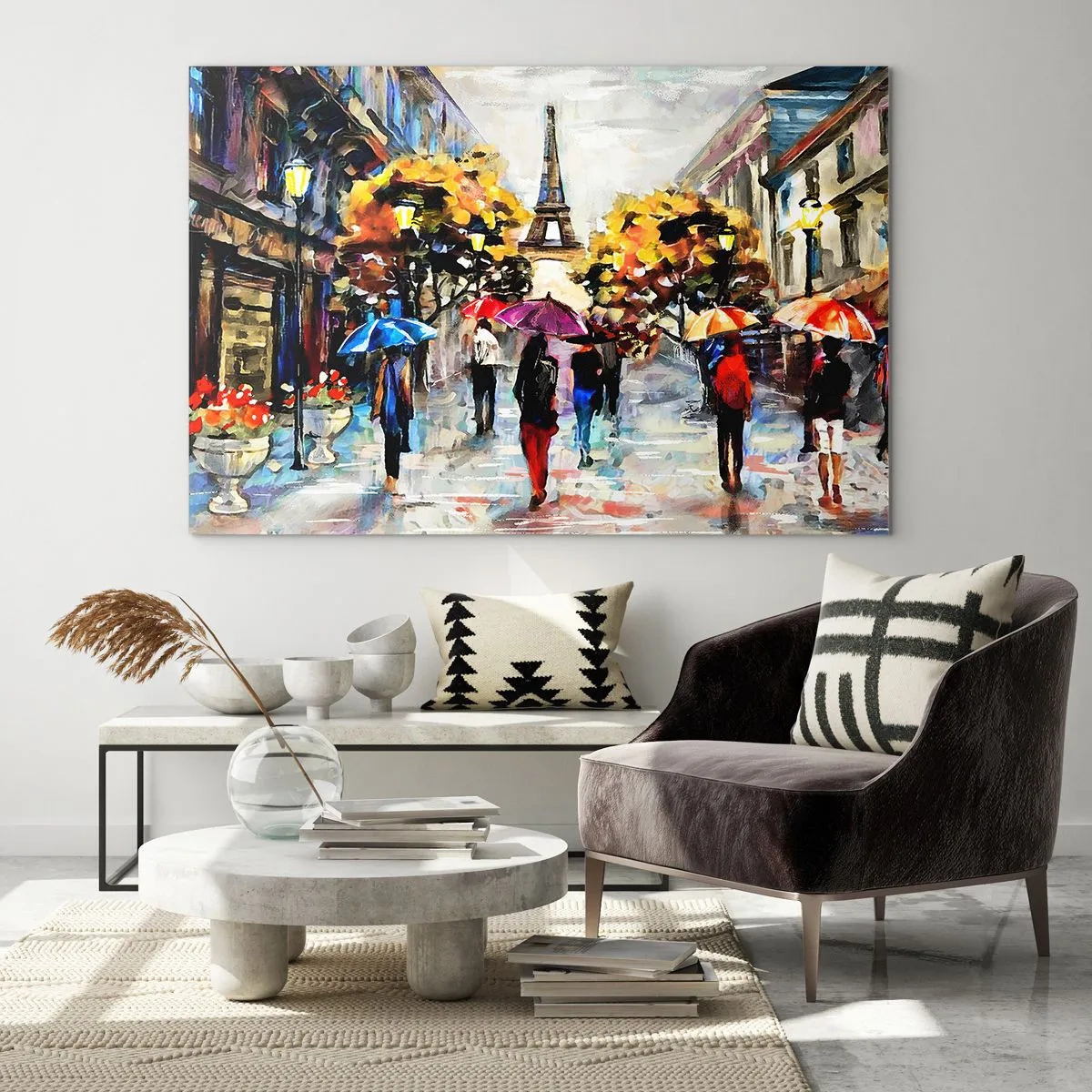 Obraz na skle - Eiffelova věž v pozadí lidí procházejících se pod barevnými slunečníky - 70x50cm - Na podzim zvlášť krásný - Moderní nástěnná dekorace do obývacího pokoje a ložnice ARTTOR