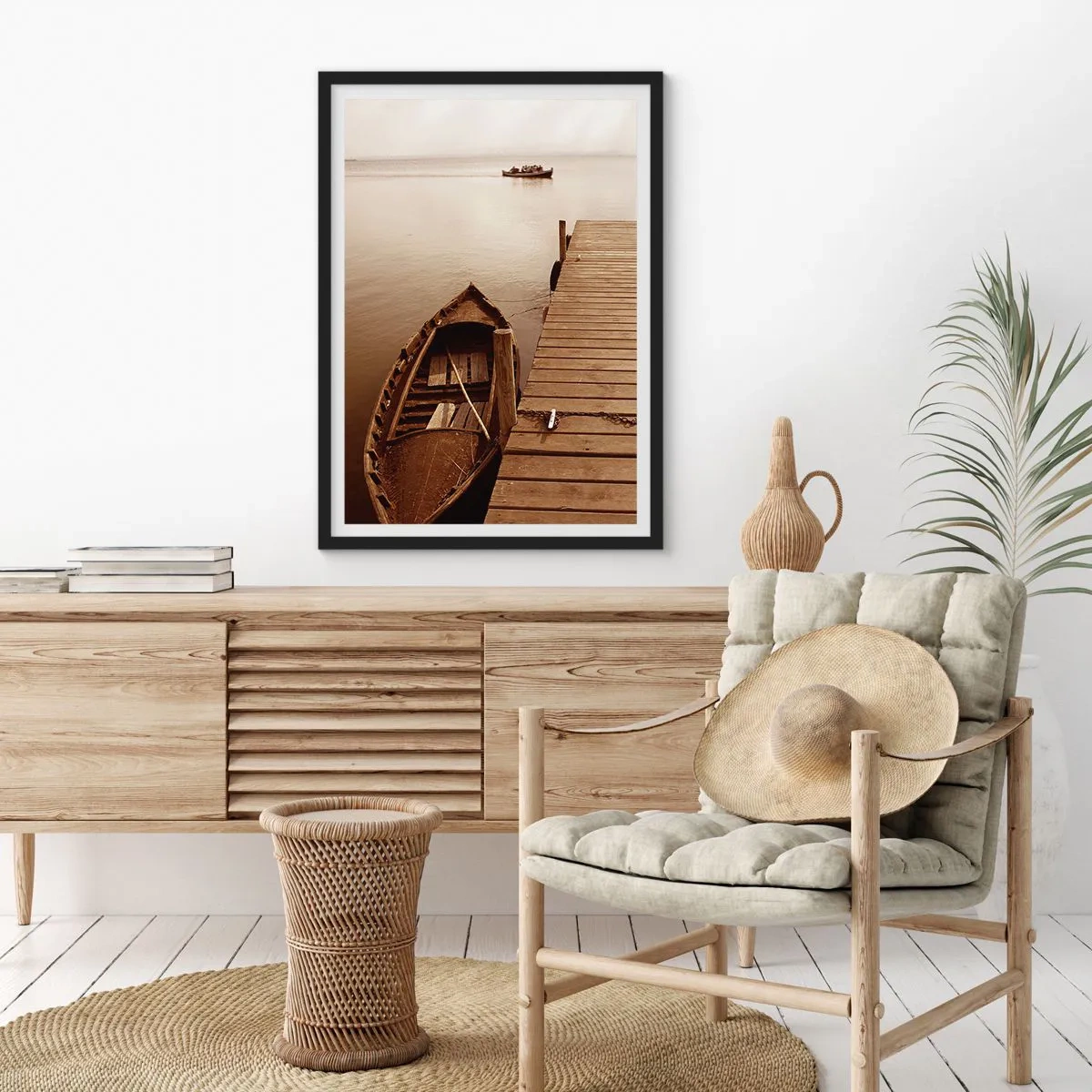 Plakát v černém rámu - Loď na dřevěném molu v sépiové barvě - 50x70cm - Velký klid - Moderní nástěnná dekorace do obývacího pokoje a ložnice ARTTOR