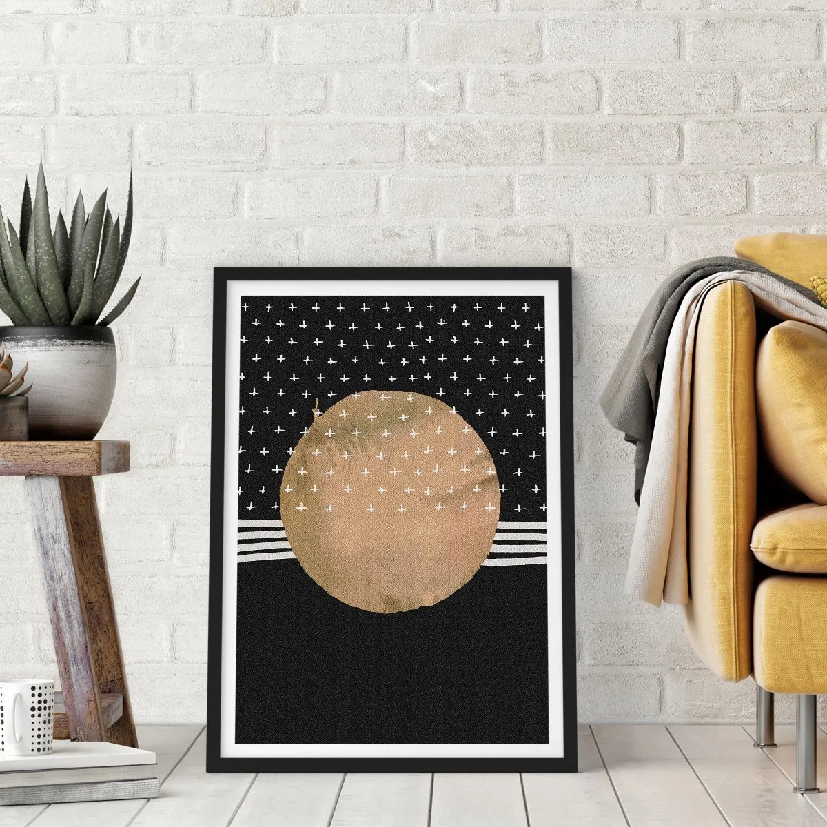 Plakát v černém rámu - Abstraktní zlatý míč na černém pozadí se vzory - 50x70cm - Kompozice: vlajka galaxie - Moderní nástěnná dekorace do obývacího pokoje a ložnice ARTTOR
