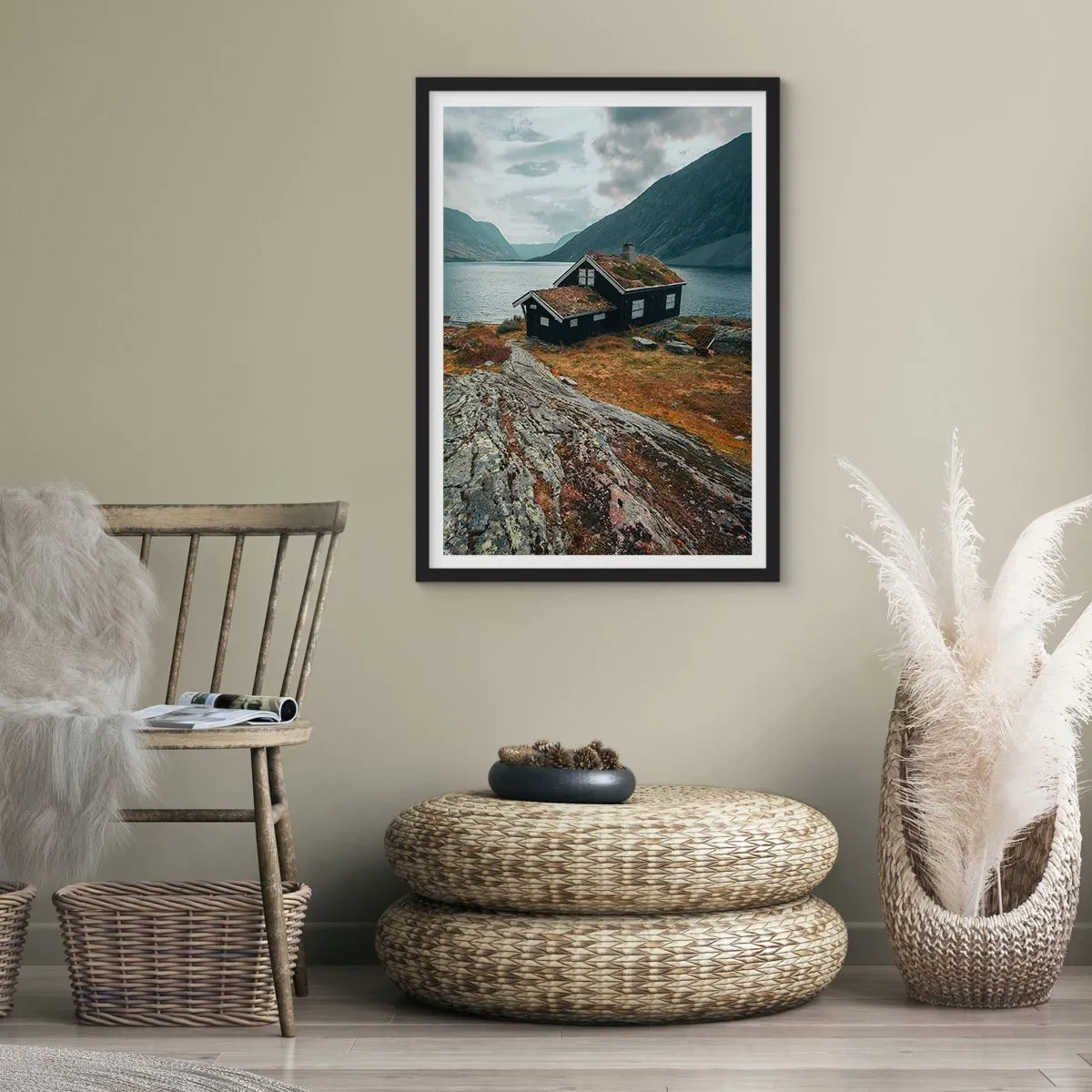 Plakát v černém rámu - Osamělá chata u fjordu v drsné skandinávské krajině - 50x70cm - Domek u fjordu - Moderní nástěnná dekorace do obývacího pokoje a ložnice ARTTOR