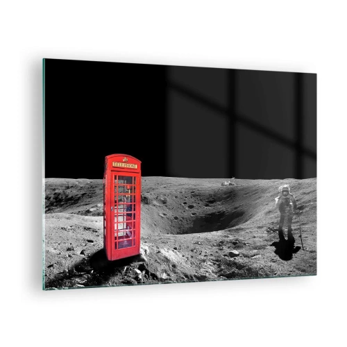Obraz na skle - Červená telefonní budka na povrchu Měsíce s astronautem - 70x50cm - Kosmický žert - Moderní nástěnná dekorace do obývacího pokoje a ložnice ARTTOR