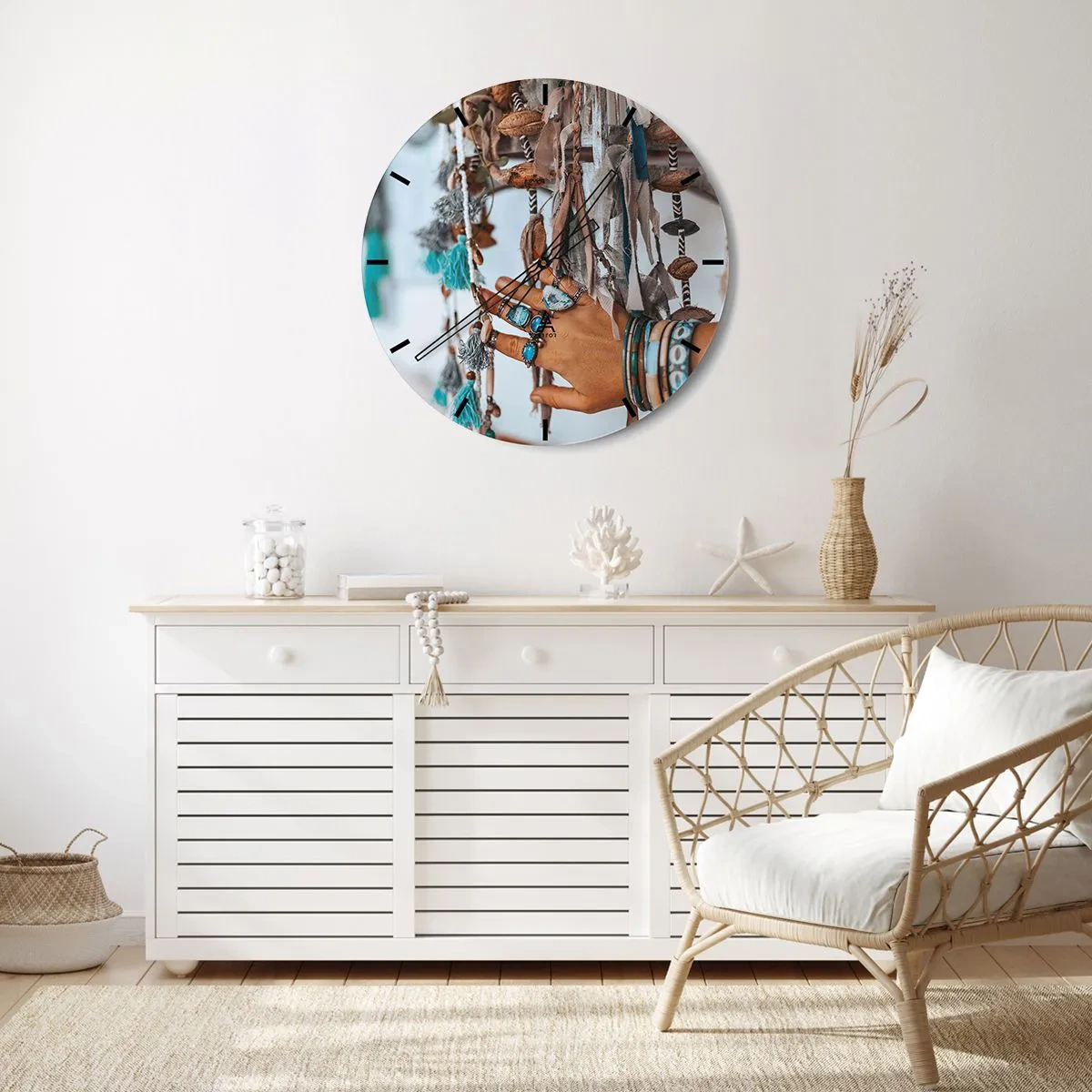Nástěnné hodiny - Ruka zdobená šperky mezi boho řemeslnými výrobky - 30x30cm - Místní poklady - Moderní nástěnná dekorace do obývacího pokoje, kuchyně a ložnice ARTTOR