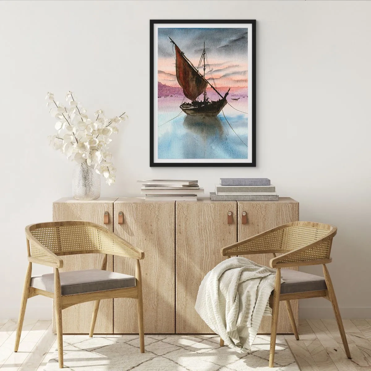 Plakát v černém rámu - Plachetnice na klidné vodě ve světle západu slunce - 50x70cm - Večer v přístavu - Moderní nástěnná dekorace do obývacího pokoje a ložnice ARTTOR