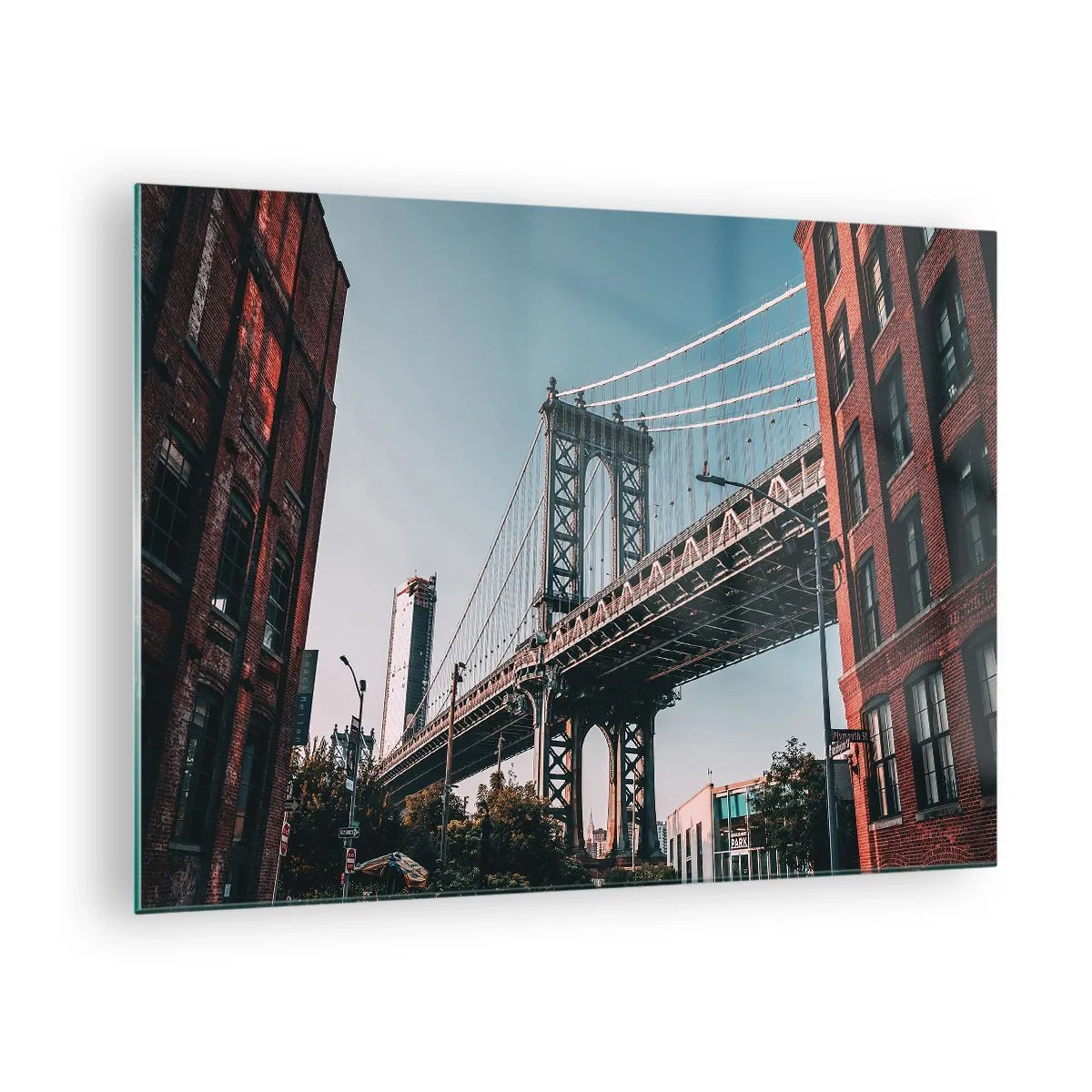 Obraz na skle - Visutý most mezi cihlovými budovami v městském prostředí - 70x50cm - Nad vlnami města - Moderní nástěnná dekorace do obývacího pokoje a ložnice ARTTOR