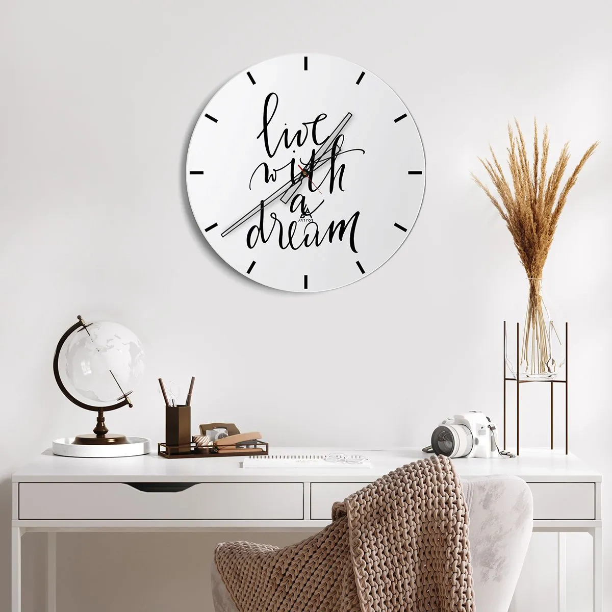 Nástěnné hodiny - Minimalistické písmo v černé barvě na bílém pozadí - 30x30cm - Of course - Moderní nástěnná dekorace do obývacího pokoje, kuchyně a ložnice ARTTOR