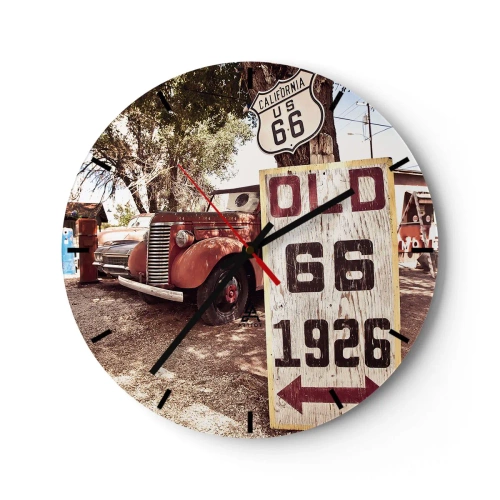Nástěnné hodiny - Veterán před cedulí a dřevěnou plaketou Route 66. - 30x30cm - Legenda americké provincie - Moderní nástěnná dekorace do obývacího pokoje, kuchyně a ložnice ARTTOR
