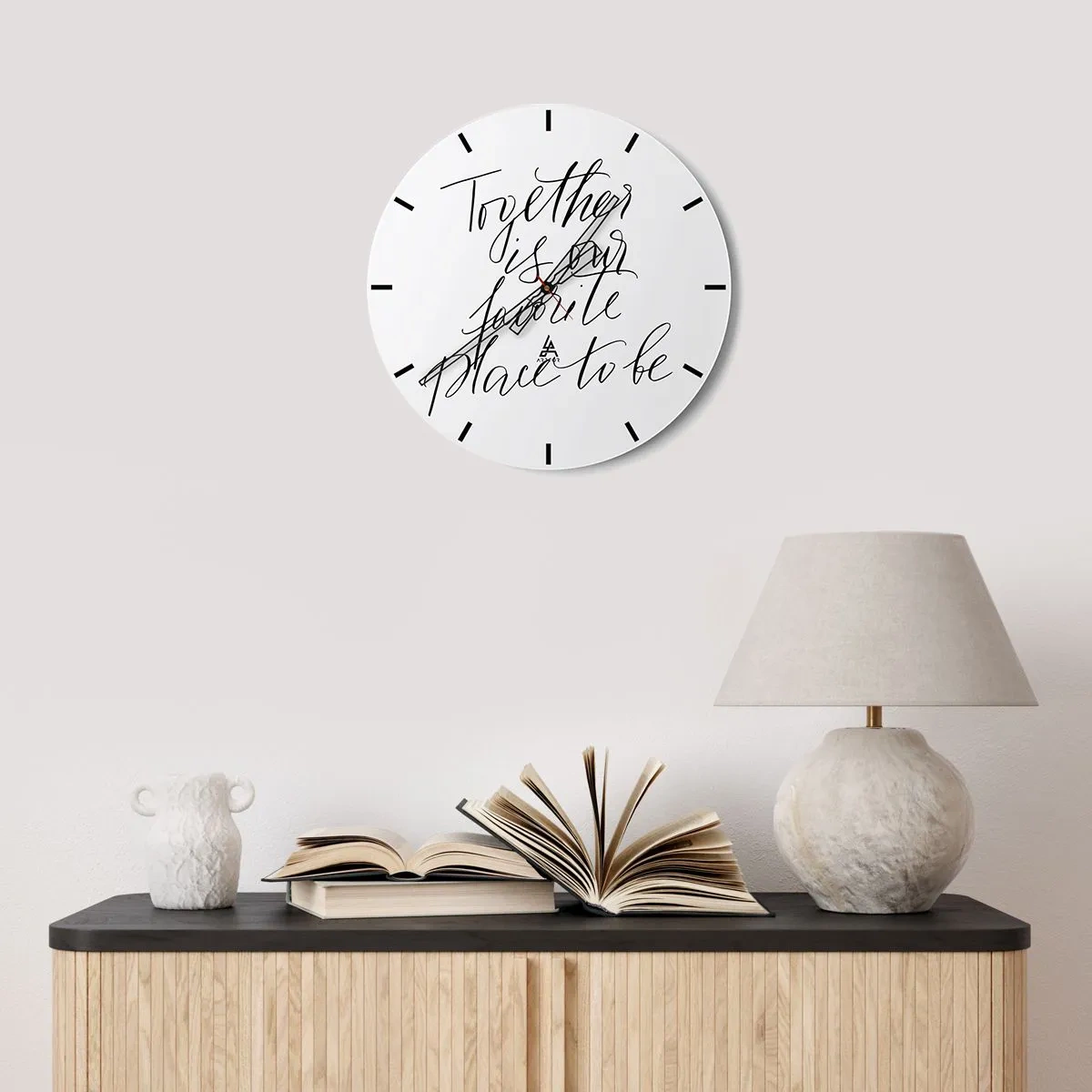 Nástěnné hodiny - Citát „Společně je naše oblíbené místo“ na bílém pozadí s hodinami - 30x30cm - Cítíte to také? - Moderní nástěnná dekorace do obývacího pokoje, kuchyně a ložnice ARTTOR