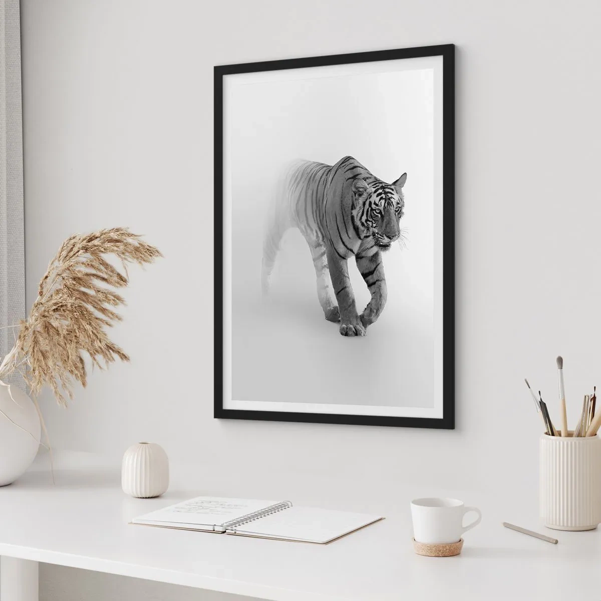 Plakát v černém rámu - Černobílý tygr vycházející z mlhy - 50x70cm - Přikrčený v mlze - Moderní nástěnná dekorace do obývacího pokoje a ložnice ARTTOR