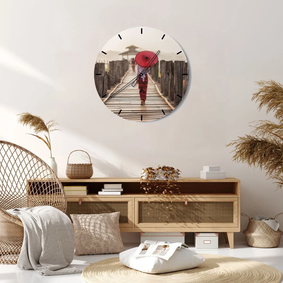 Nástěnné hodiny - Žena s červeným deštníkem na dřevěném mostě - 30x30cm - Na starém mostě - Moderní nástěnná dekorace do obývacího pokoje, kuchyně a ložnice ARTTOR