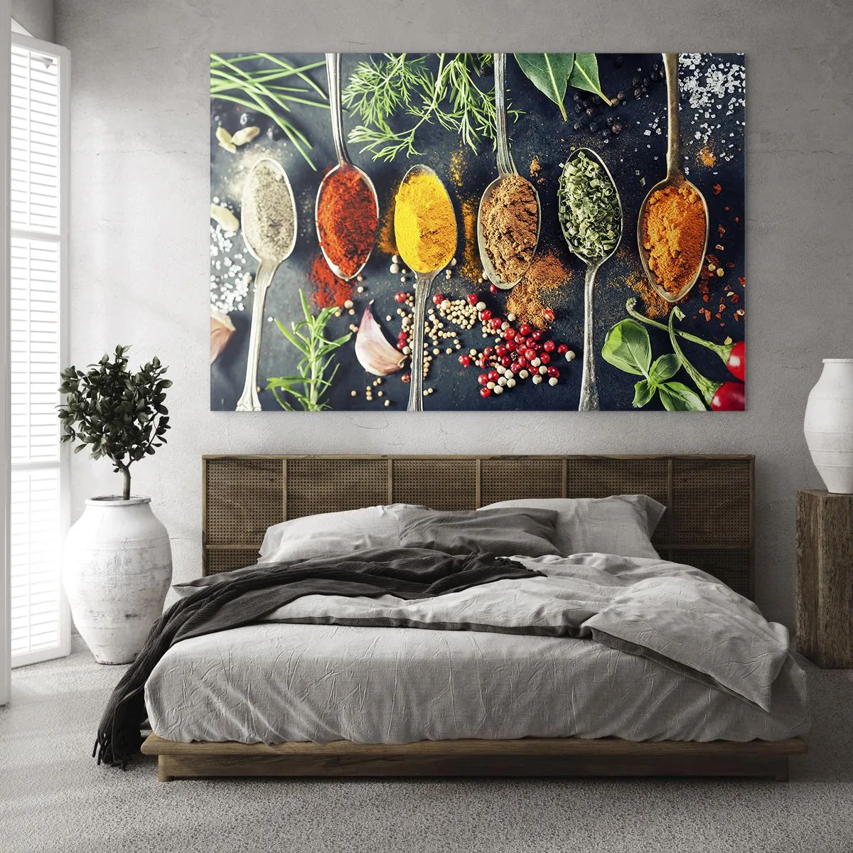 Obraz na skle - Barevné koření v lžičkách obklopené čerstvými bylinkami a zeleninou - 70x50cm - Kulinářská magie - Moderní nástěnná dekorace do obývacího pokoje a ložnice ARTTOR